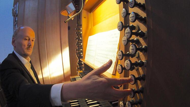 Stadtkantor Dieter Blum zieht die Register an der Klaisorgel. Foto: Gerd Schaar