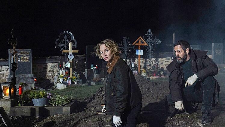 Bestatterin Blum (Anna Maria Mühe) und ihr Mitarbeiter Reza (Yousef Sweid) müssen auf dem Friedhof alte Spuren beseitigen - allerdings klappt das nicht ganz.