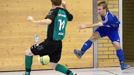 Mönchrödens Kapitän Philipp Friedrich (rechts) hat mit seiner Hallentruppe den Sieg bei der Kreismeisterschaft im Visier.