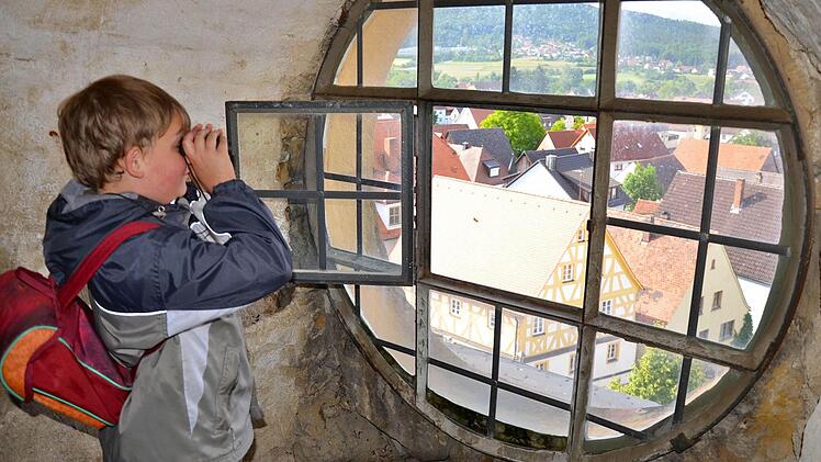 Gebannt schaut sich Pascal Pretzfeld von oben durch ein Turmfenster an  Fotos: Wilfried Roppelt
