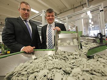 Millionen von Klemmen werden jährlich bei Wieland in Bamberg produziert. Doch die "normale Klemme" sei längst nicht mehr entscheidend für den Erfolg, sagen die beiden Geschäftsführer Ulrich Schaarschmidt (links) und Oliver Eitrich. Der Weg gehe hin zu mehr Elektronik. Foto: Barbara Herbst