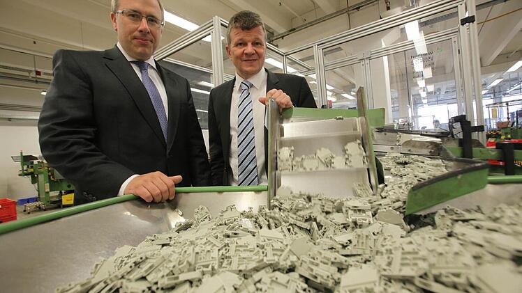 Millionen von Klemmen werden jährlich bei Wieland in Bamberg produziert. Doch die "normale Klemme" sei längst nicht mehr entscheidend für den Erfolg, sagen die beiden Geschäftsführer Ulrich Schaarschmidt (links) und Oliver Eitrich. Der Weg gehe hin zu mehr Elektronik. Foto: Barbara Herbst