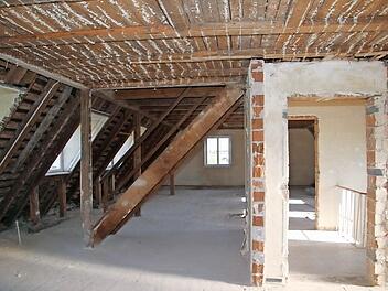 Die Raumaufteilung im Dachgeschoss kann noch frei geplant werden, rund 100 Quadratmeter Wohnfläche stehen zur Verfügung. Fotos: Sonja Adam