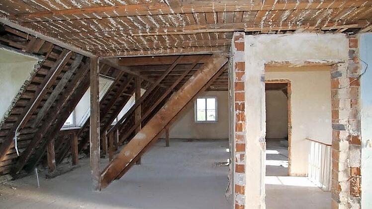 Die Raumaufteilung im Dachgeschoss kann noch frei geplant werden, rund 100 Quadratmeter Wohnfläche stehen zur Verfügung. Fotos: Sonja Adam