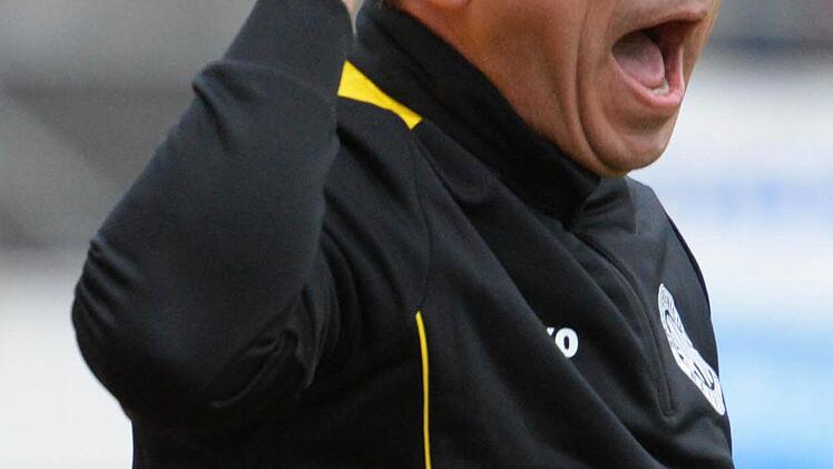 Bayreuths Trainer Dieter Kurth ärgert sich über den späten Ausgleich.