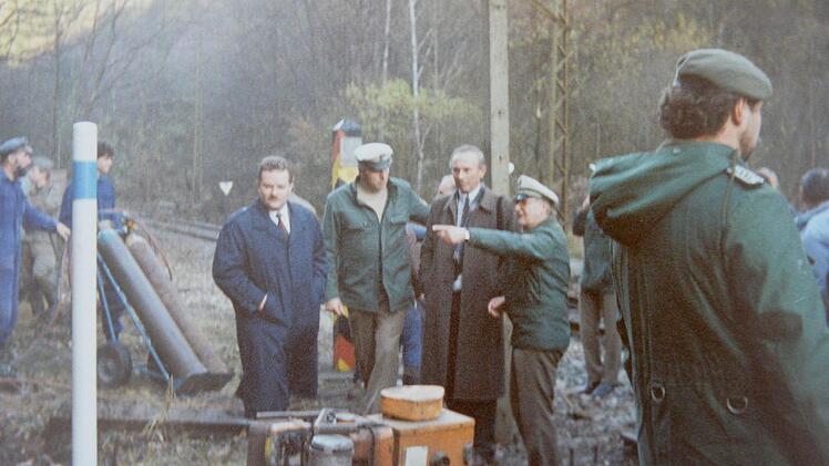 Martin Weber (zeigt mit der Hand) und Gert Bayerlein (blauer Mantel) am 12. November 1989 am Falkenstein  Repro: Ronald Rinklef