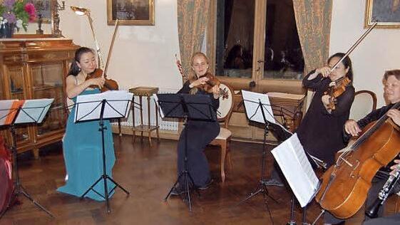 Die Musiker (von links): Angelika Stirner-Ebert, Megumi Ikeda, Juliane Saad, Zhuo Lu, Renate Kubisch und Philipp Grzondiel Foto: Andreas Welz