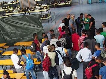 Ankommende Flüchtlinge in der Lichtenfelser Notunterkunft Berufsschulturnhalle Foto: Landratsamt Lichtenfels