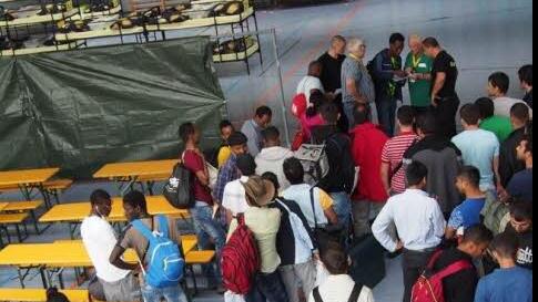Ankommende Flüchtlinge in der Lichtenfelser Notunterkunft Berufsschulturnhalle Foto: Landratsamt Lichtenfels