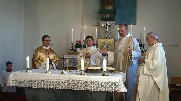 Die drei Geistlichen des Seelsorgebereiches sowie Domkapitular Thomas Teuchgräber zelebrierten den Festgottesdienst: von links Pfarrer Richard Reis, Pater Jan Poja, Domkapitular Thomas Teuchgräber und Pater Wladyslaw Poddebniak. Foto: Susanne Deuerling