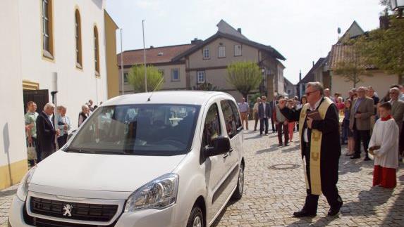 Es war Pfarrer Rudolf Scharf eine Freude, das Fahrzeug f&uuml;r die Rum&auml;nienhilfe zu segnen, das dank der Spenden von Firmen und B&uuml;rgern angeschafft werden konnte. Foto: Mario Deller
