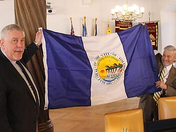 James H. Hartung, Präsident des Vereins Toledo Sister Cities International (rechts), hatte OB Norbert Tessmer Geschenke mitgebracht, darunter diese große Flagge mit dem Emblem der Stadt Toledo.Ulrike Nauer