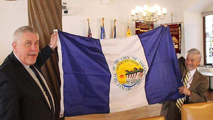 James H. Hartung, Präsident des Vereins Toledo Sister Cities International (rechts), hatte OB Norbert Tessmer Geschenke mitgebracht, darunter diese große Flagge mit dem Emblem der Stadt Toledo.Ulrike Nauer