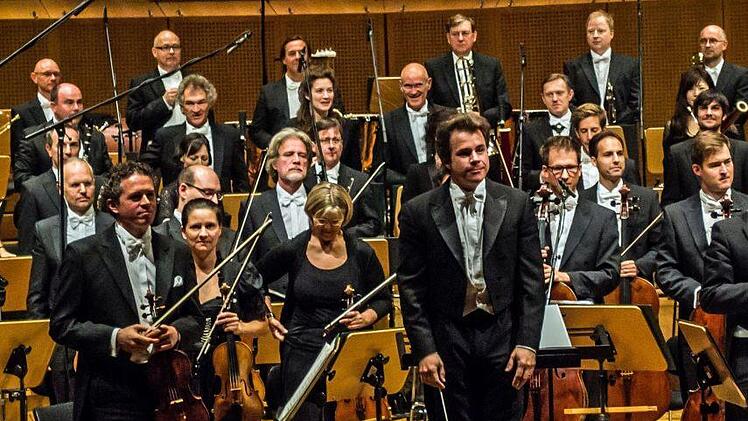 Gelungener Saison-Auftakt: die Bamberger Symphoniker und  Chefdirigent Jakub Hru Gradša.Foto: Jochen Berger