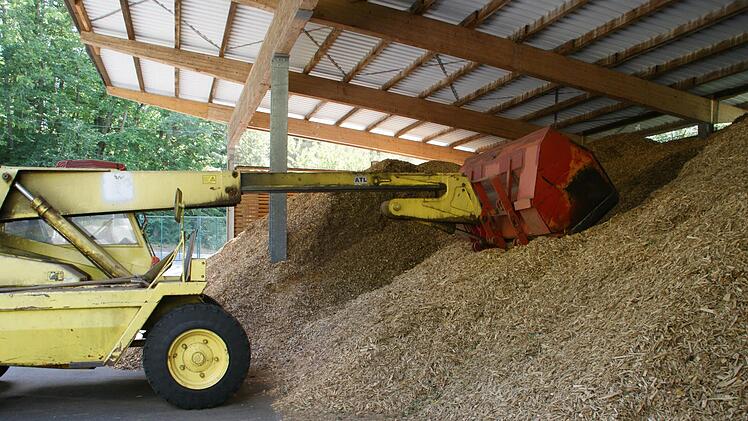 Über 1000 Tonnen Holz, die zu Hackschnitzel verarbeitet werden, haben die Landwirte geliefert. Der neue Kraftwerksbetreiber nutzt vorerst aber Erdgas,  Symbolfoto: Sabine Weinbeer/Archiv