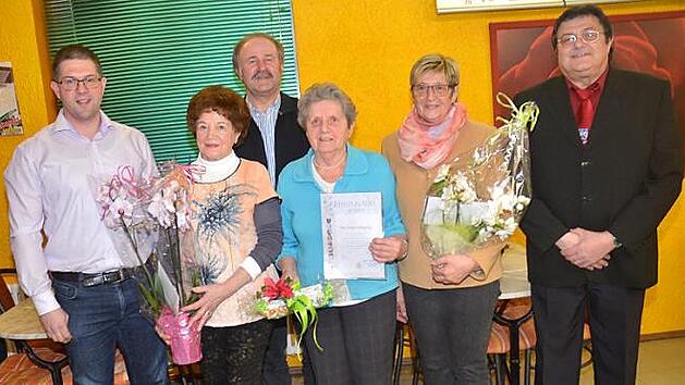 Verabschiedungen und Ehrungen beim OGV Pressig. Von links Vorsitzender Andreas Schorn, Kunigunda Detsch, Kreisvorsitzender Fritz Pohl, Irmgard Hempfling, Maria Scherbel und Zweiter Bürgermeister Wolfgang Förtsch  Foto: K. H. Hofmann