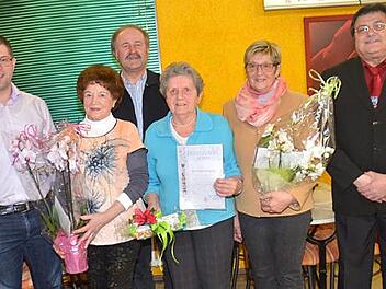 Verabschiedungen und Ehrungen beim OGV Pressig. Von links Vorsitzender Andreas Schorn, Kunigunda Detsch, Kreisvorsitzender Fritz Pohl, Irmgard Hempfling, Maria Scherbel und Zweiter Bürgermeister Wolfgang Förtsch  Foto: K. H. Hofmann