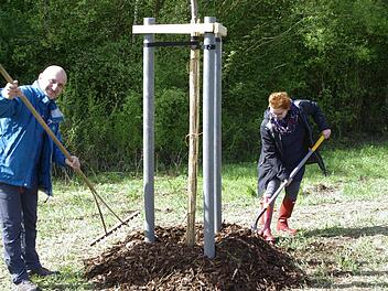 Eine Patchwork-Familie startet mit einem Gedenkbaum. Mattias und Birgit haben zueinander gefunden und insgesamt sechs Kinder. Winfried Ehling