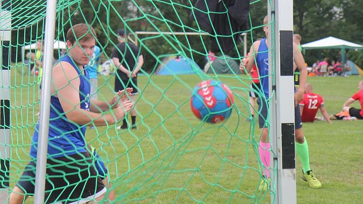 Bei allem Spa&szlig; war das sportliche Niveau einiger Partien hoch. Da blieb oft nur hinterherzuschauen, wie hier f&uuml;r Hagen Rothe von den Egelsamer Faulenzern.