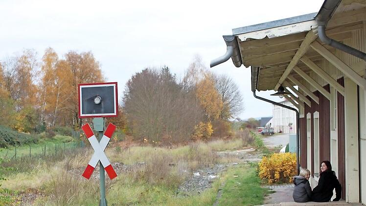 Auf dem Bahnhofsgelände in Hemhofen ...