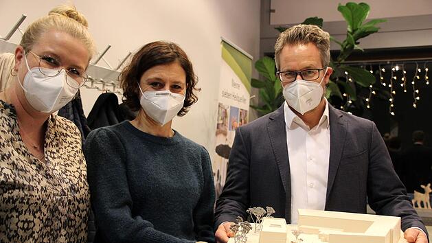 Alexander Bechtler (von rechts) von der Kanzlei HFBP Rechtsanwälte und Notar, Architektin Gesine Schmidt und Rebekka Kreiling, ebenfalls Rechtsanwältin bei HFBP, präsentieren ein Modell des neuen Ärztehauses. Foto: Ulrike Müller