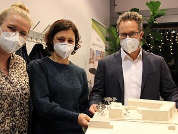Alexander Bechtler (von rechts) von der Kanzlei HFBP Rechtsanwälte und Notar, Architektin Gesine Schmidt und Rebekka Kreiling, ebenfalls Rechtsanwältin bei HFBP, präsentieren ein Modell des neuen Ärztehauses. Foto: Ulrike Müller