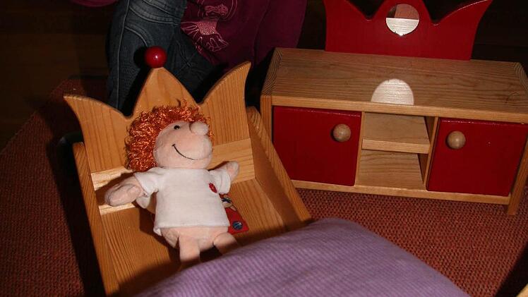 Jule mit ihren vom Papa hergestellten Spielzeug-Möbeln, für die heimisches Holz verwendet wird.