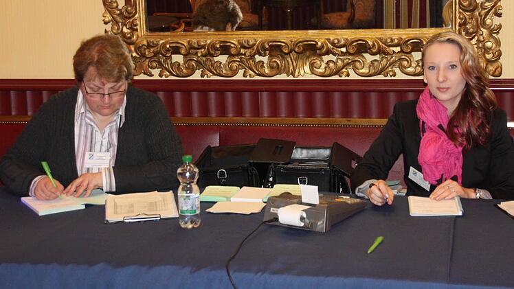 Bei Cornelia Giebel (links) und Tanja Keller wurde man sein Geld los. Foto: Edgar Bartl