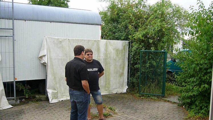Im Hof unterhalten sich Bürgermeister Joneitis und Vereinsvorsitzender Botlik (r.)