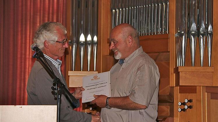 Der Nordbayerische Ländervertreter Bernhard Saurenbach (links) übergab eine Ehrenurkunde für das zehnjährige Bestehen der Hammellburger Tafel an den Vorsitzenden Dieter Roth.