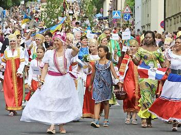 Bunt, laut fröhlich: Der Integrationsbeirat der Stadt zeigt, wie bunt und international Bad Kissingen ist.  Fotos: Barbara Herbst