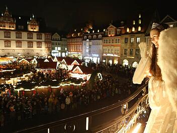 Von Nervosität war beim neuen Coburger Christkind, Fenke Freya Flessa, am Freitagabend nichts zu spüren. Souverän eröffnete sie den Coburger Weihnachtsmarkt. Fotos: Barbara Herbst