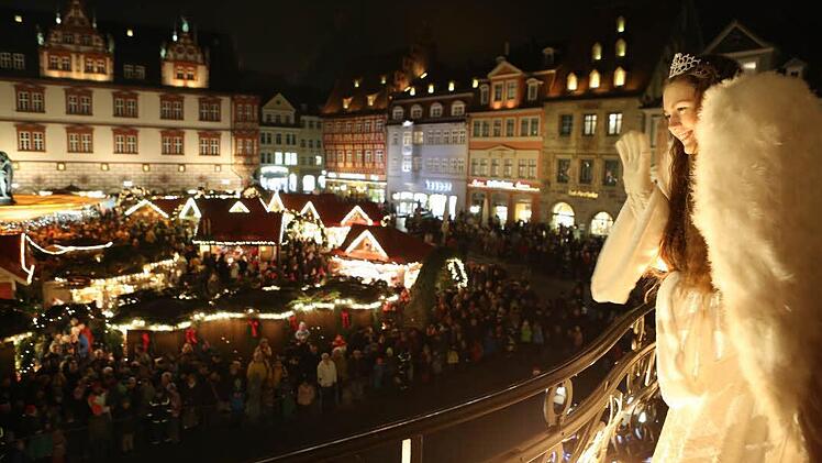 Von Nervosität war beim neuen Coburger Christkind, Fenke Freya Flessa, am Freitagabend nichts zu spüren. Souverän eröffnete sie den Coburger Weihnachtsmarkt. Fotos: Barbara Herbst