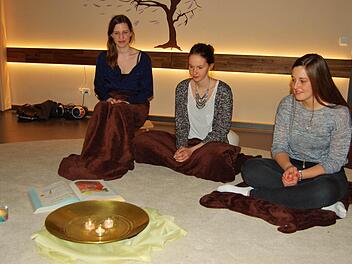 Die am Projekt beteiligten Schülerinnen (von links) Sophie Schuhmann, Franziska Seidl und Ulrike Storch beim Meditieren im Raum der Stille. Foto: Sigismund von Dobschütz