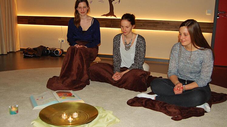 Die am Projekt beteiligten Schülerinnen (von links) Sophie Schuhmann, Franziska Seidl und Ulrike Storch beim Meditieren im Raum der Stille. Foto: Sigismund von Dobschütz