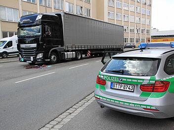 Vor diesem Sattelzug hatte die 86-Jährige versucht, die Zweigstraße zu überqueren. Foto: Matthias Einwag