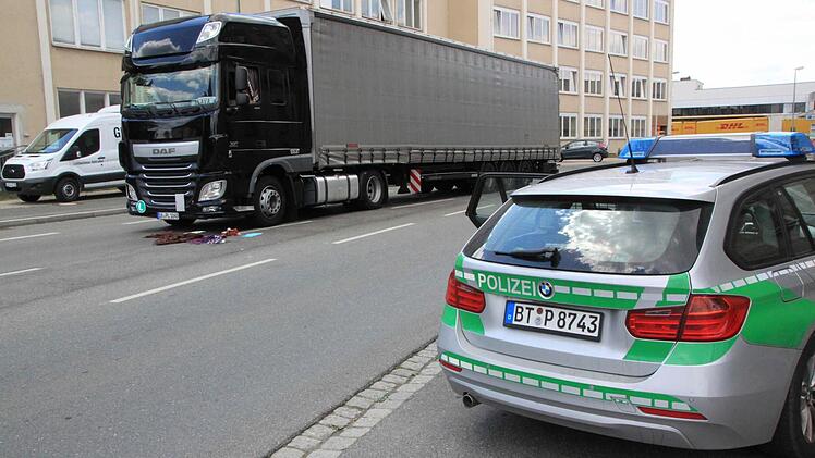 Vor diesem Sattelzug hatte die 86-Jährige versucht, die Zweigstraße zu überqueren. Foto: Matthias Einwag
