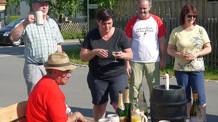 Mit einem Umtrunk haben die Bürger von Lahm und Pülsdorf ihre Bronzemedaille im Wettbewerb "Unser Dorf hat Zukunft, unser Dorf soll schöner werden" gefeiert. Foto: Berthold Köhler