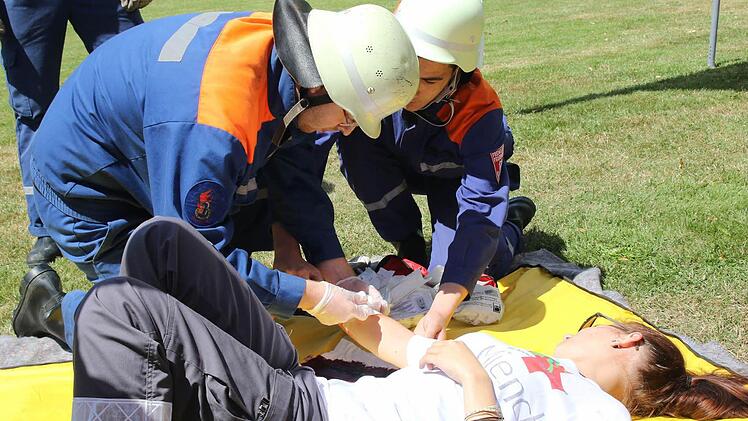 Auch die Erste Hilfe gehört zu den Aufgaben der Feuerwehr. Für die Jugendflamme der Stufe 3 musste eine stark blutende Wunde versorgt werden. Robin Bräutigam und Jan Zetzmann von der Jugendfeuerwehr Großwallbur. Foto: Michael Stelzner