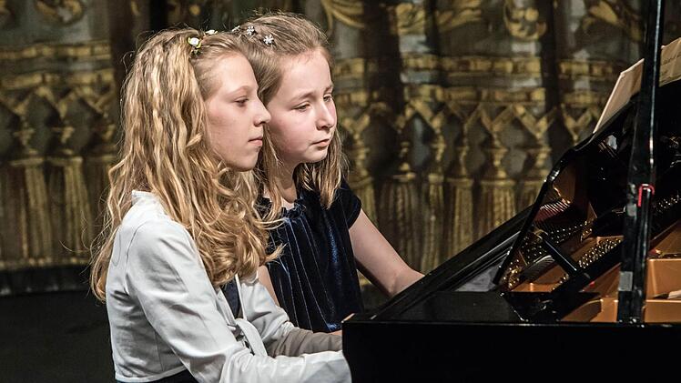 "Jugend spielt für Jugend im Landestheater Coburg": Noelle Günther und Helen Seckel am KlavierFoto: Jochen Berger