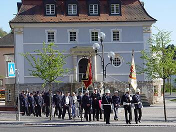Der gemeinsame Zug am Florianstag in Bad Brückenau startete am alten Rathaus. Foto: Brigitta Kempe-Wolf