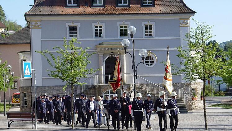 Der gemeinsame Zug am Florianstag in Bad Brückenau startete am alten Rathaus. Foto: Brigitta Kempe-Wolf