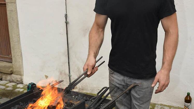 Der Schmied Javier Palancares-Hoyer bei der Arbeit. Foto: Björn Hein