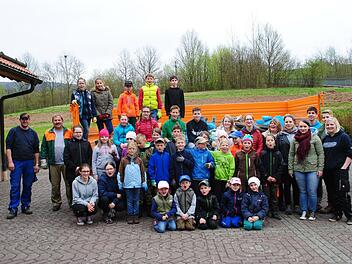 Unter Mithilfe des Oberbacher Rhönklubs sammelten 31 Kinder der KjG den achtlos weggeworfenen Müll rund um Oberbach.  Foto: Evelyn Schneider
