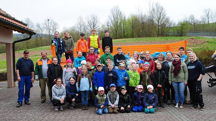 Unter Mithilfe des Oberbacher Rhönklubs sammelten 31 Kinder der KjG den achtlos weggeworfenen Müll rund um Oberbach.  Foto: Evelyn Schneider