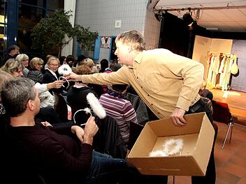 Wenn das Ensemble krankheitsbedingt ausfällt, muss eben das Publikum mit ran. Rüdiger Baumann verwandelte die Zuschauer per Heiligenschein in Engelchen. Foto: Richard Sänger