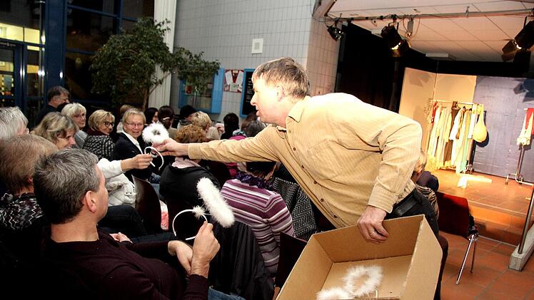 Wenn das Ensemble krankheitsbedingt ausfällt, muss eben das Publikum mit ran. Rüdiger Baumann verwandelte die Zuschauer per Heiligenschein in Engelchen. Foto: Richard Sänger