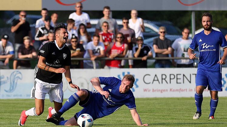 Gehören die heißen Derbys zwischen dem TSV Sonnefeld und dem VfL Frohnlach - hier stoppte Jonas Krüger den Sonnefelder Aykut Civelek mit einem Foul - bald der Vergangenheit an? Foto: Timo Geldner/Archiv