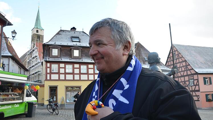 Manfred Schattan mit dem diesjährigen Abzeichen des Mainzer Karnevals. Foto: bp