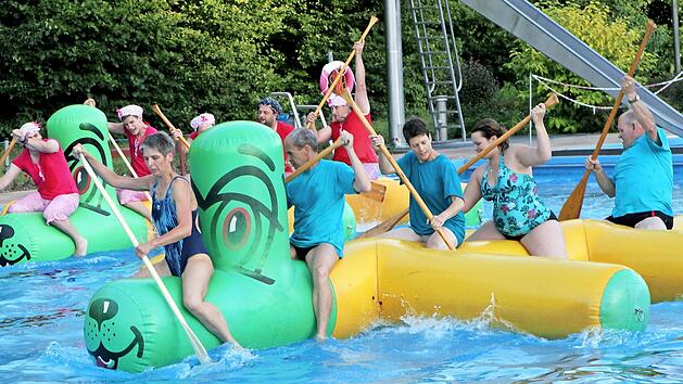 Im Freibad in Eltmann sorgt zur "Wirtenkirchweih" neben dem "Schnuppertauchen" das "Doggy-Wettpaddeln" f&uuml;r viel Spa&szlig; und Abk&uuml;hlung.  Fotos: G. Geiling